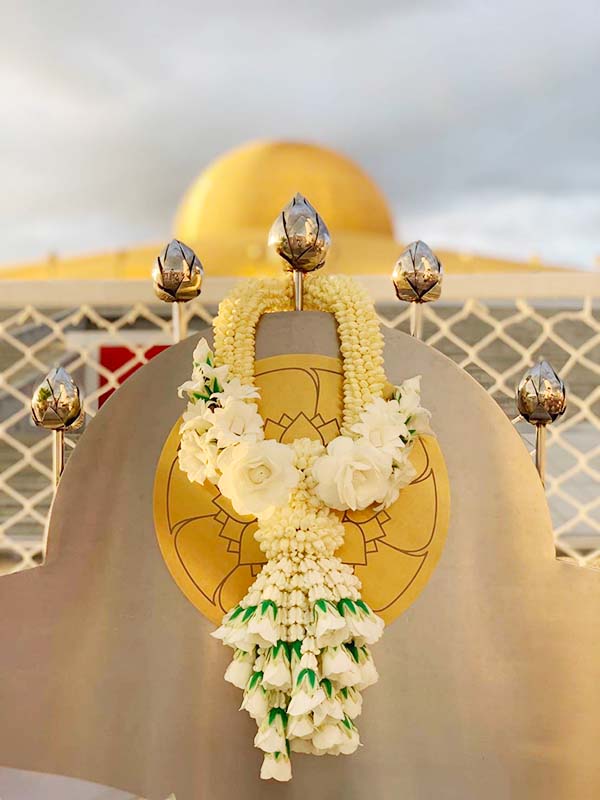 大佛日以茉莉花串供養大法身塔及祖師金像